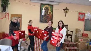 Każde ręce potrzebne do noszenia paczek