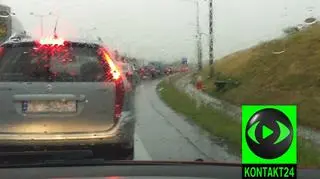 Samochody stały już przy wjeździe na autostradę