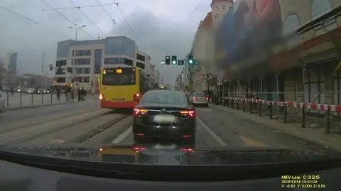 Na czerwonym świetle pomiędzy pieszymi