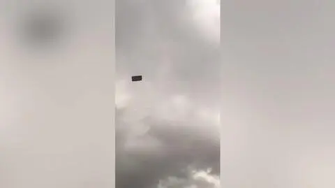 Wiatr wywiał sofę z balkonu. Zobacz jej przerażający lot