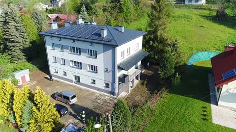 Nad ranem dwaj chłopcy spadli z dachu. 17-latek nie przeżył, 16-latek trafił do szpitala