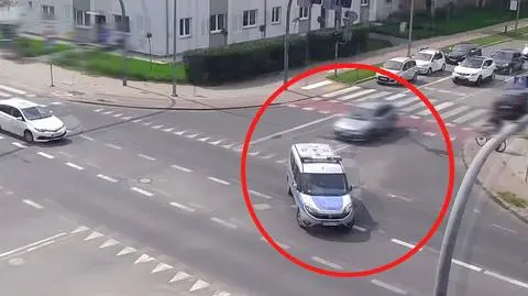 Policjanci eskortowali samochód z chłopcem, który wymagał pomocy medycznej