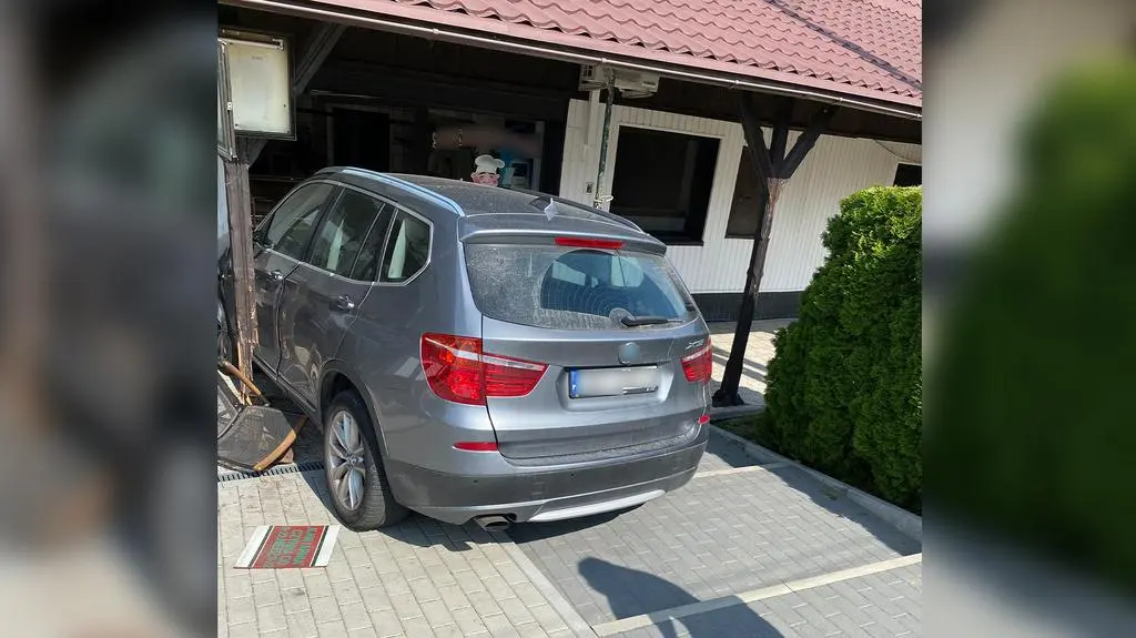 Kobieta wjechała samochodem w witrynę sklepu mięsnego