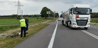 Rowerzysta doprowadził do zderzenia z samochodem ciężarowym