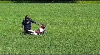 21-latek wziął motocykl i ruszył w pola. Nie chciał wracać