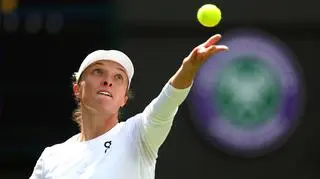 Iga Świątek defeated Zhu Lin 6-1 6-3 in Wimbledon 1st round