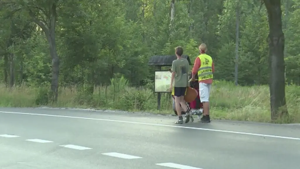 Jadą na Festiwal Woodstock sklepowym wózkiem