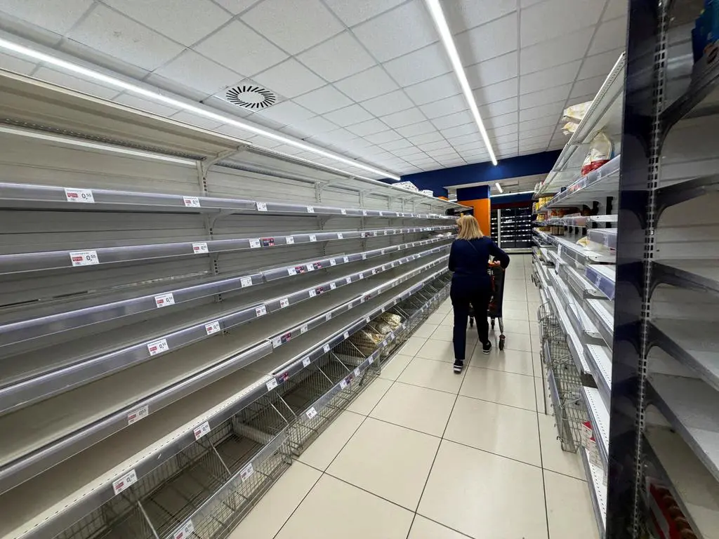 Puste półki sklepowe w Neapolu
