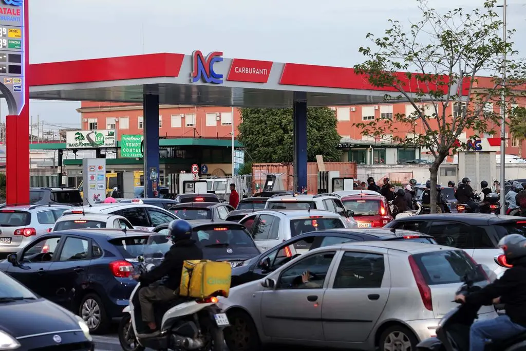 Na stacjach w Neapolu brakuje paliwa