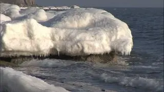 Śnieżna pokrywa na skale przy sopockiej plaży