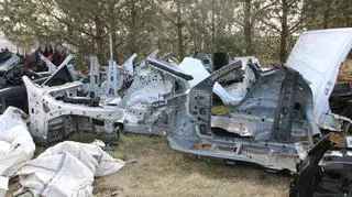 Policjanci ujawnili samochody w trakcie rozbiórki i liczne części samochodowe