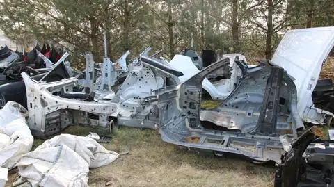 Policjanci ujawnili samochody w trakcie rozbiórki i liczne części samochodowe