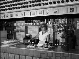 Mirinda, wino bułgarskie oraz kultowy sok Dodoni. Czego chcieć więcej? Bufet restauracji Hacjenda latem 1982 roku
