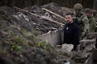 Wołodymyr Zełenski w obwodzie sumskim na północy kraju. Zdjęcie z 26 marca