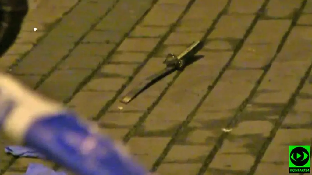 Mężczyzna z mieczem zaatakował policjantów