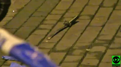 Mężczyzna z mieczem zaatakował policjantów