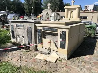 Zniszczony grobowiec na cmentarzu parafialnym w Brzesku