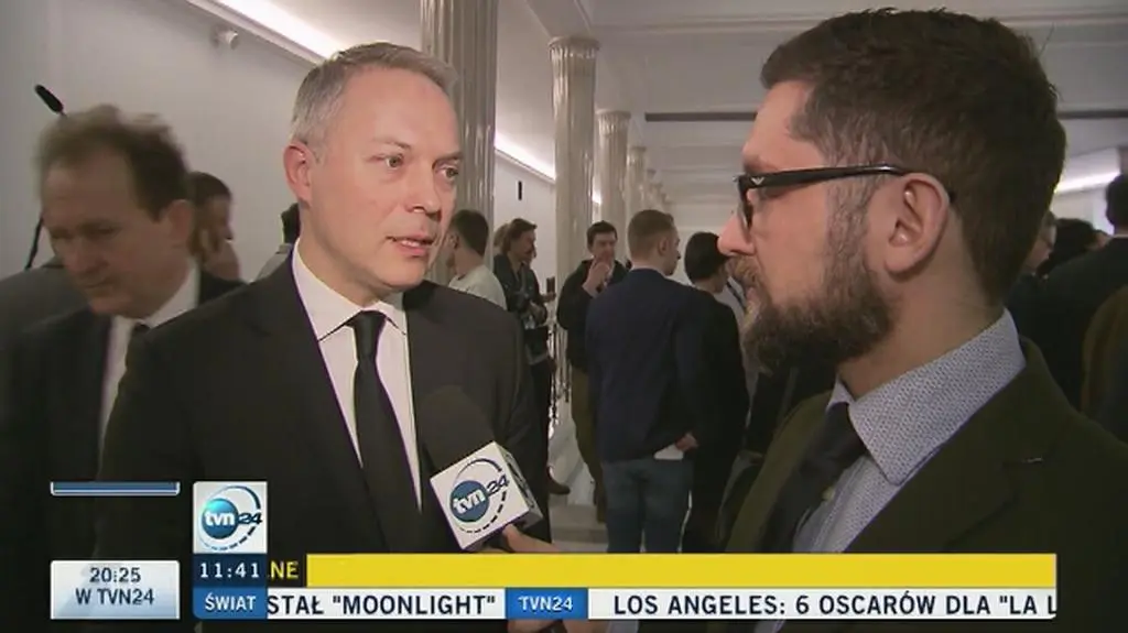 Nowy sędzia TK zaprzysiężony. Reporter TVN24 próbuje zapytać posła o jego nazwisko