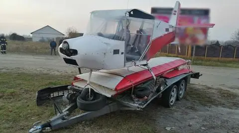 Laweta ma zniszczony lewy róg. Awionetka jest cała