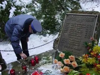 Policjanci pamiętają o zmarłych kolegach