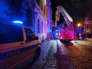 Cztero- i siedmiolatek zamknięci w domu, "wołali o pomoc". Matka wyszła na piwo