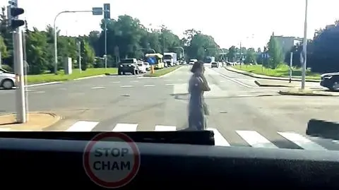 Karetka jechała na sygnale. Musiała mocno zwolnić, bo na pasy weszła kobieta z telefonem