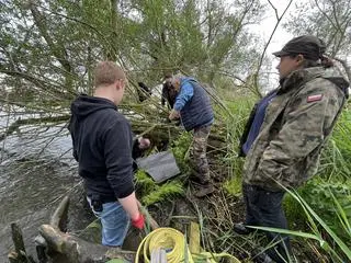 Nagrobki wydobył historyk Marek Łuczak razem z wolontariuszami