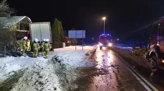 Zderzenie tira z osobówką. Ciężarówka wjechała w dom w Zaleszanach