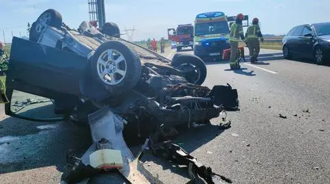 Dachował na drodze ekspresowej. Policja: tłumaczył, że zasłabł