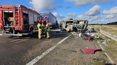 Zderzenie dwóch ciężarówek na drodze S3. Pojazd wojskowy leży bokiem na jezdni 