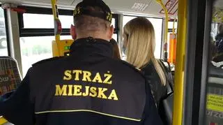 Do autobusów i tramwajów w Gorzowie wchodzi straż miejska, funkcjonariusze sprawdzają, czy wszyscy mają maseczki