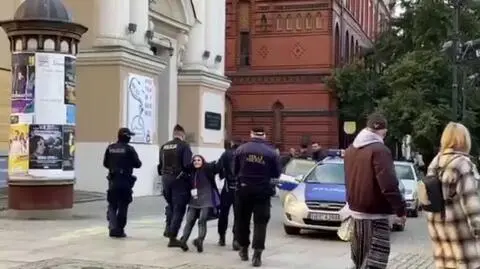 Nastolatka została zatrzymana przez policję za pisanie kredą po chodniku
