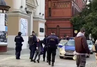 Kredą przed kościołem wypisała hasła poparcia dla społeczności LGBTQ+. Policja zakuła ją w kajdanki 