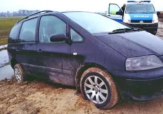 Auto "zakopało się" w błocie