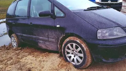 Auto "zakopało się" w błocie