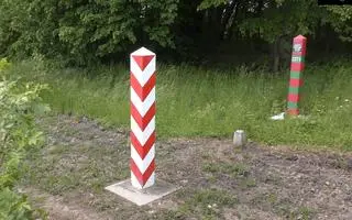Szczurkowo. Słupki graniczne są na wyciągnięcie ręki.