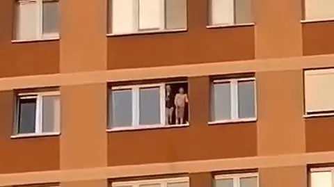 Dwoje kilkulatków stało na parapecie ósmego piętra. Policja apeluje: nie zostawiajmy dzieci samych 