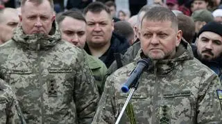 Walerij Załużny (z prawej) w otoczeniu wojskowych 