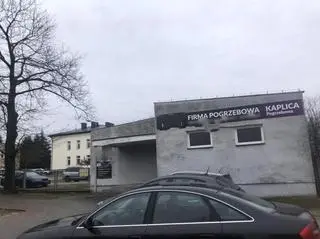 Banery zawisły na budynku prosektorium i kaplicy 