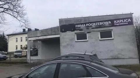 Banery zawisły na budynku prosektorium i kaplicy 