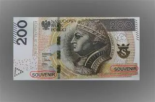 Policja: zapłacił za zakupy fałszywym banknotem z napisem "SOUVENIR"