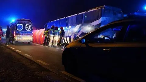 Kierowca autobusu przygnieciony podczas wymiany koła. Policja: podnośnik stał na miękkim podłożu 