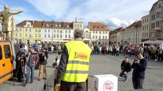 Pomnik Donalda Tuska na bydgoskim rynku