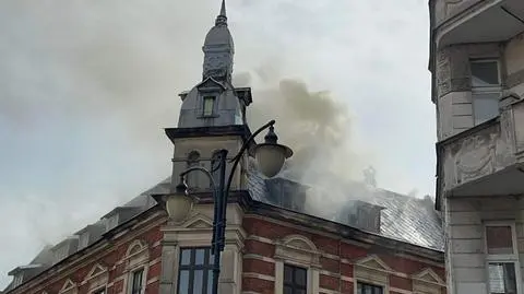 Pożar poddasza w kamienicy. Kilkanaście zastępów straży w akcji