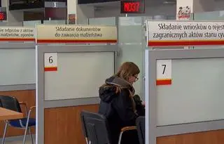 Urzędy przez kilkanaście miesięcy odmawiały matkom dziewczynki wydania dokumentów