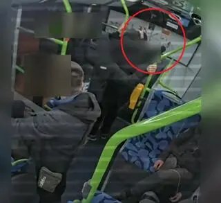 Nastolatków zarejestrowała autobusowa kamera