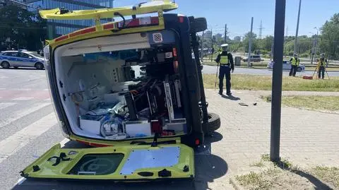 Karetka jechała na sygnale, doszło do zderzenia. Pacjent i ratownicy w szpitalu