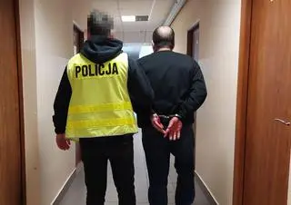 Poprosił 90-letnią sąsiadkę o pożyczenie pieniędzy, oddała mu swoją kartę i podała pin. Straciła kilka tysięcy złotych