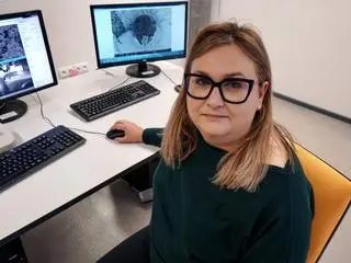 Doktor inżynier Monika Ostapiuk mówi, że mikrokapsułki można stosować chociażby w maskach aut 