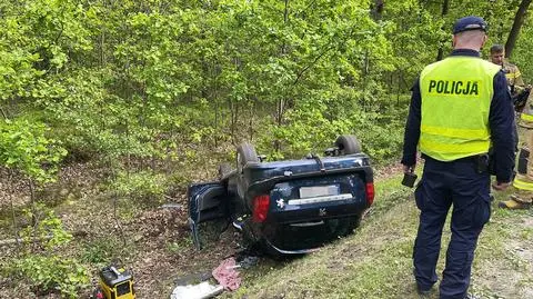 Auto osobowe dachowało w rowie